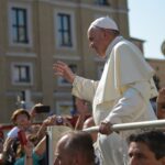 Il Papa Incontra i Comici in Vaticano: Un Evento Straordinario di Dialogo e Risate